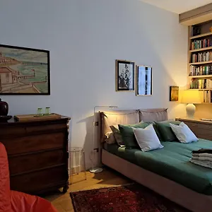 Casa Mari - Free Secure Parking, Breakfast, Private Bathroom, Wifi, Garden, Aircon, 5 Min Walk To Metro And Train Station Couette-café